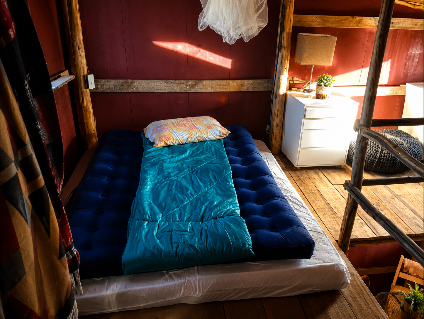 Quarto do chalé com cama, iluminação lateral e estrutura em madeira