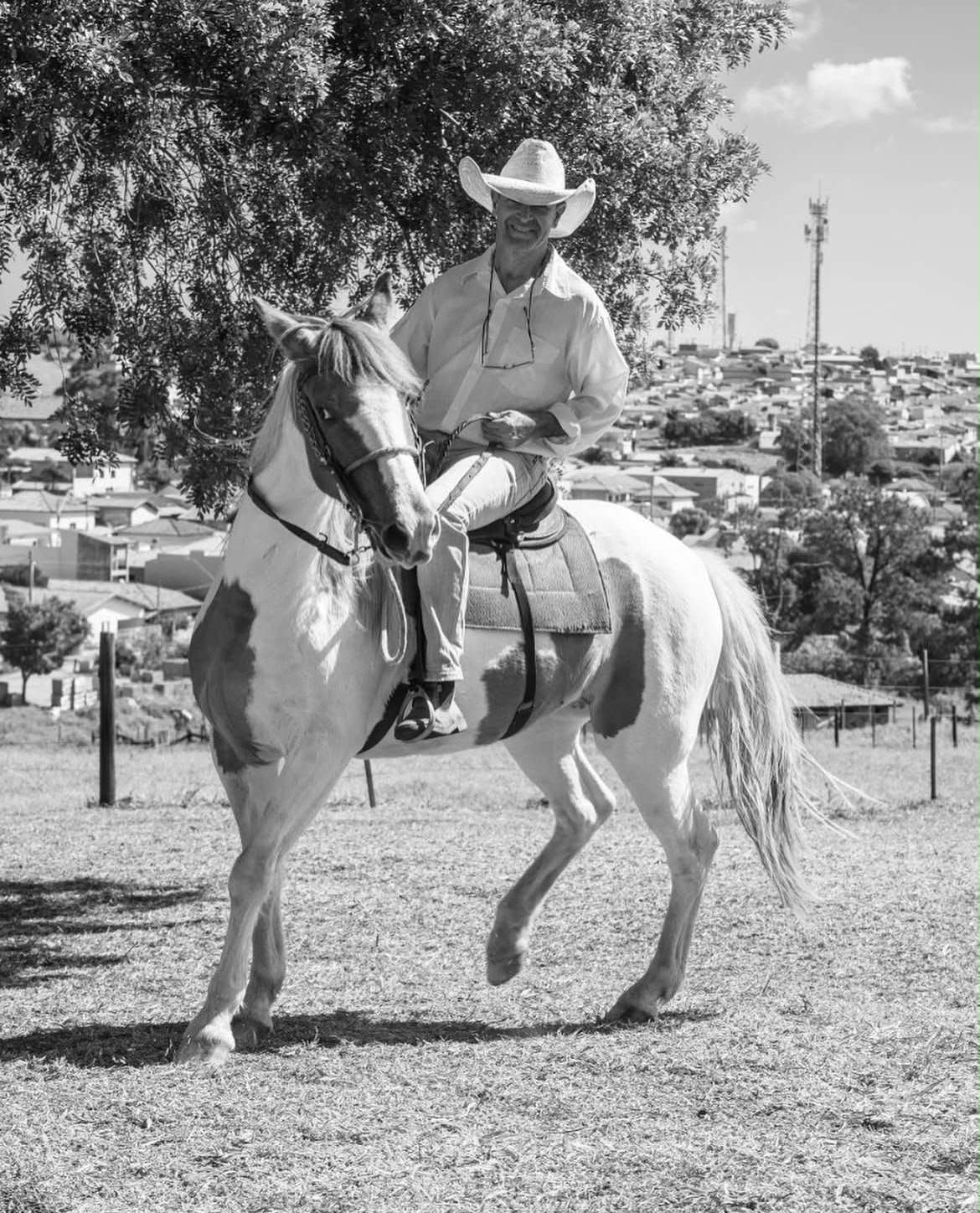 Luís sorrindo sobre seu cavalo pampa em Pardinho